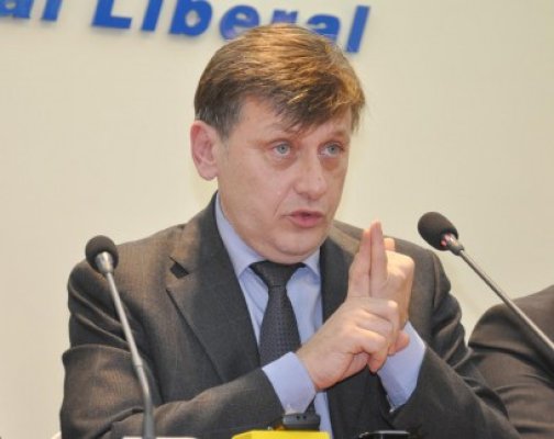 Crin Antonescu, debarcat şi de la şefia comisiei pentru revizuirea Constituţiei. Liberalii, păreri împărţite